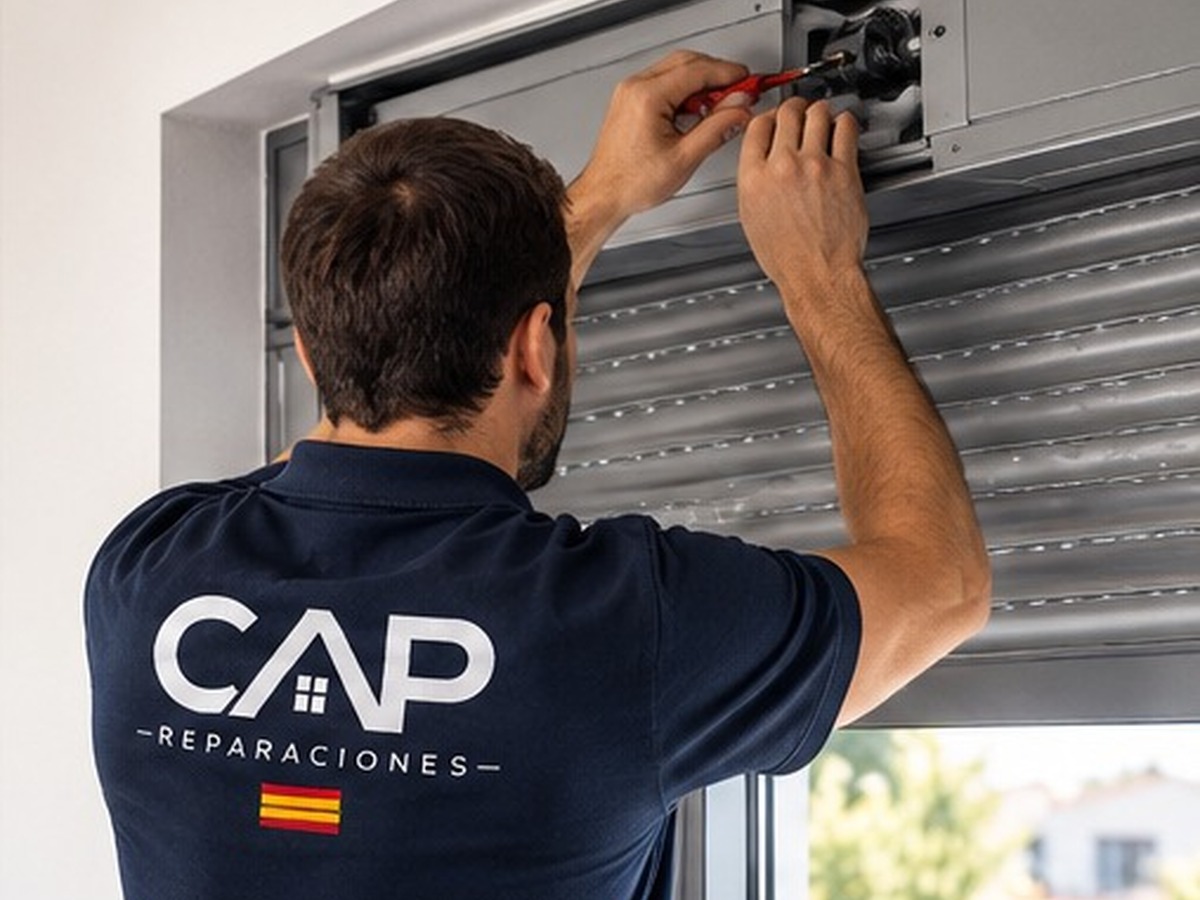 Técnico de CAP Reparaciones trabajando en una persiana